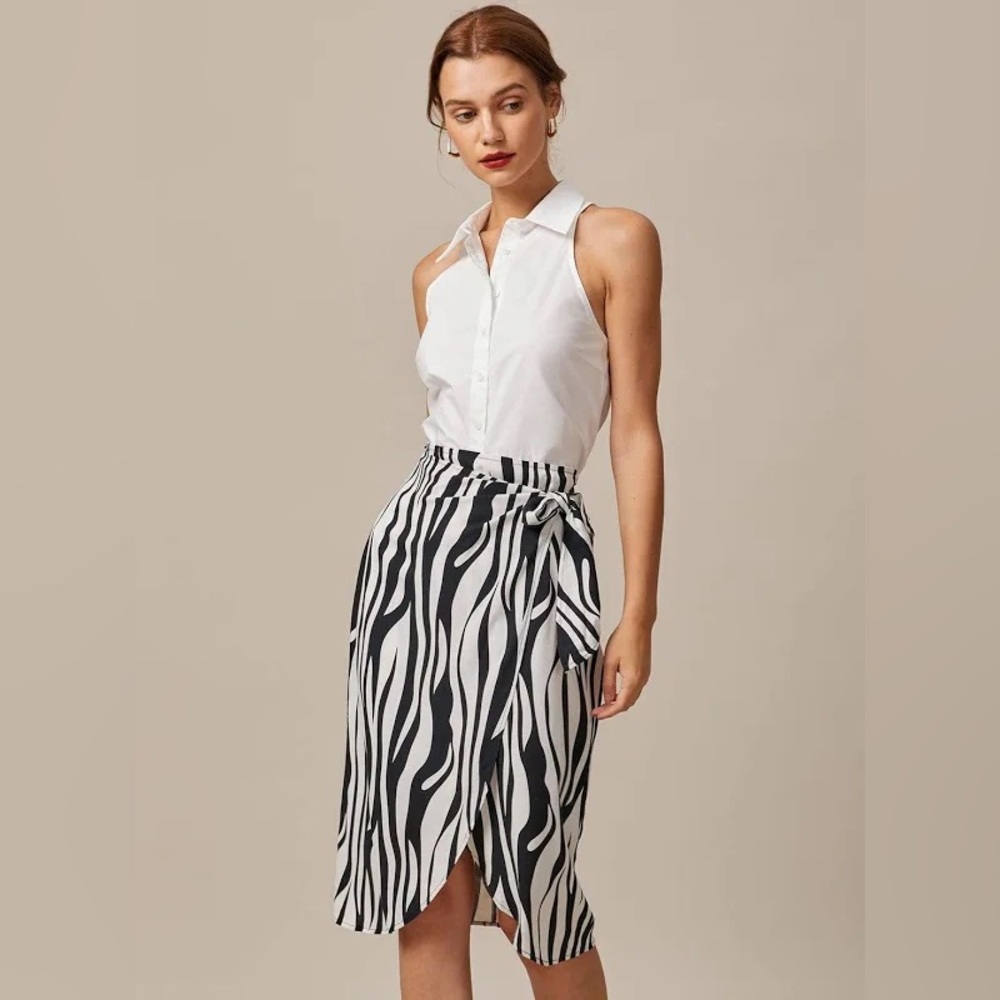 Women’s sleeveless collared button up top